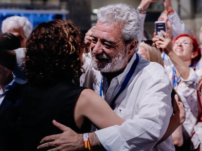 Isabel Díaz Ayuso, abraza a Miguel Ángel Rodríguez, en mayo de 2022 en Madrid.