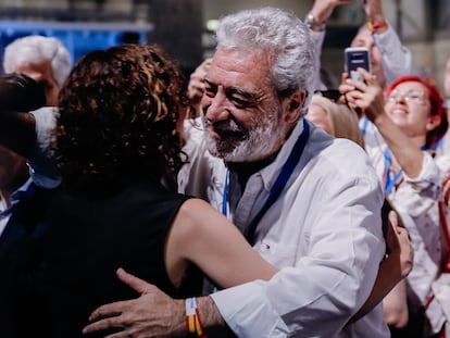 Isabel Díaz Ayuso, abraza a Miguel Ángel Rodríguez, en mayo de 2022 en Madrid.