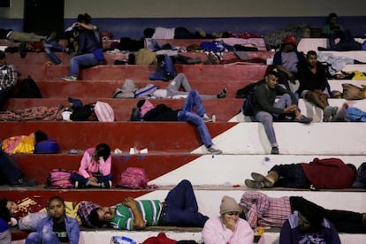 Las gradas del polideportivo usadas como camas por los hondureños que huyen hacia Estados Unidos, el 14 de octubre de 2018. 