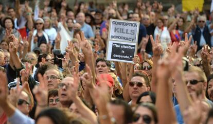 Miles de ciudadanos piden justicia tras la muerte de la reportera Daphne Caruana Galizia, en una marcha el 22 de octubre.