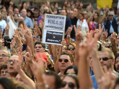 Miles de ciudadanos piden justicia tras la muerte de la reportera Daphne Caruana Galizia, en una marcha el 22 de octubre.