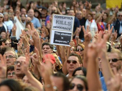 Miles de ciudadanos piden justicia tras la muerte de la reportera Daphne Caruana Galizia, en una marcha el 22 de octubre.