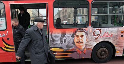 Un viajero se apea de un autobús con retratos del ex dictador soviético Iósif Stalin (1879 -1953) en San Petersburgo. La puesta en marcha del vehículo ha generado discrepacias entre los partidarios y los detractores de rehabilitar su figura de cara a la conmemoración de la victoria sobre la Alemania de Hitler en la Segunda Guerra Mundial.