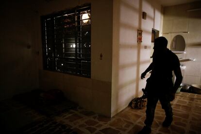 Un soldado del ejército iraquí inspecciona una de las habitaciones empleada como celda para mujeres.