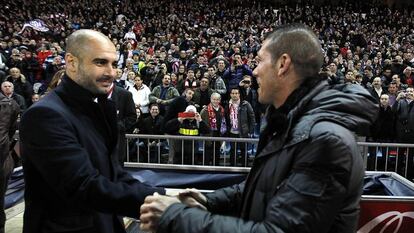 Guardiola saluda a Simeone en un partido de Liga en febrero de 2012.