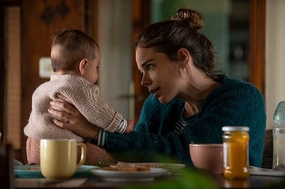 Laia Costa en 'Cinco Lobitos', película donde navega la culpa de ser una madre primeriza que no llega a todo.