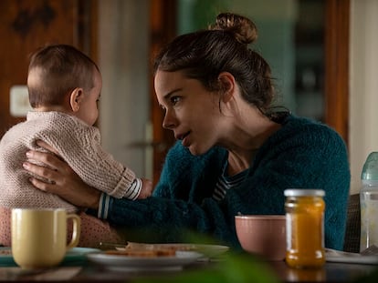 Laia Costa en 'Cinco Lobitos', película donde navega la culpa de ser una madre primeriza que no llega a todo.