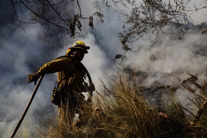 Las llamas consumieron más de 12 hectáreas arriba de un vecindario lindante con el Bosque Nacional Los Ángeles al norte de Glendora. En la imagen, un bombero durante los trabajos de extinción del incendio forestal en Glendora, California.