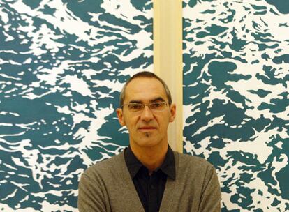 Tomás Ondarra, ante una de las obras de su exposición <i>La mar de mares</i>