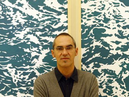 Tomás Ondarra, ante una de las obras de su exposición <i>La mar de mares</i>