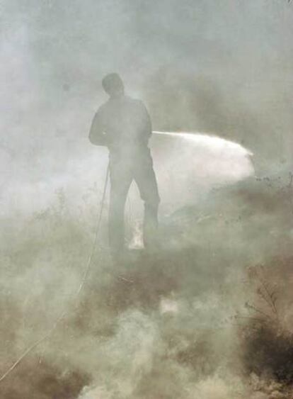 Un bombero chipriota lucha contra las llamas en los alrededores del pueblo de Maylia.