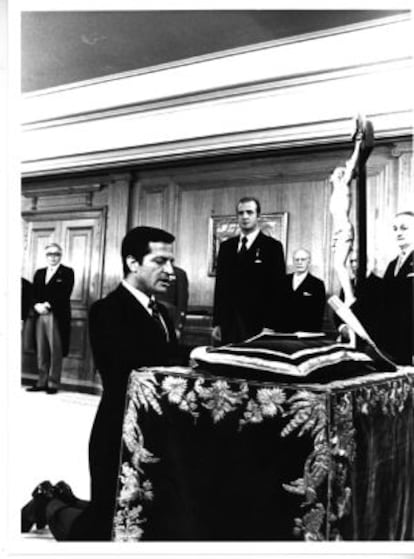 King Juan Carlos looks on as Adolfo Suárez is sworn in 1976.
