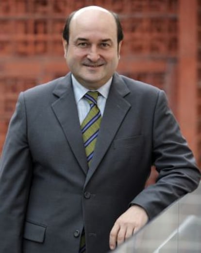 Andoni Ortuzar posa en el exterior del Parlamento vasco, en Vitoria.