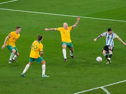 El capitán de la selección de Argentina, Leo Messi, durante el partido contra Australia de octavos de final del Mundial de Qatar 2022.