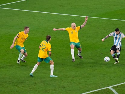 El capitán de la selección de Argentina, Leo Messi, durante el partido contra Australia de octavos de final del Mundial de Qatar 2022.