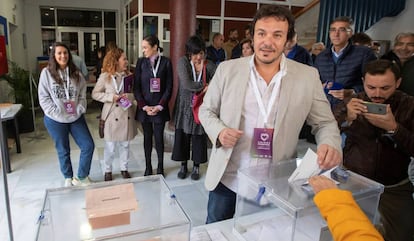 El alcalde de Cádiz, José María González, acude junto a su pareja, la líder de Unidas Podemos en Andalucía, Teresa Rodriguez (detrás), a ejercer su derecho al voto en el colegio electoral La Salle Viña.