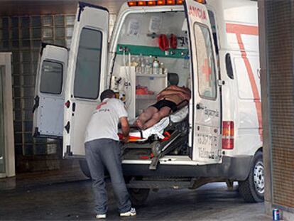 Una ambulancia entra en urgencias con un enfermo.