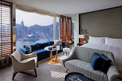 Hotel Rosewood Hong Kong. Este alojamiento se asienta sobre una torre de 65 metros de altura que se ha convertido con el paso de los años en un inconfundible edificio en Hong Kong. El edificio, ubicado en el distrito de arte y diseño, brinda una exclusiva experiencia de hospitalidad de lujo con el impresionante telón de fondo del Puerto de la Victoria. Ofrece, además, 11 restaurantes con vistas a la ciudad para que los huéspedes vivan una completa experiencia gastronómica. Es el primer alojamiento asiático de esta clasificación, pues 8 de los 15 primeros son orientales. 