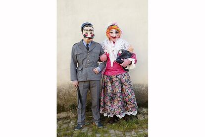 Una pareja posa vestida como personajes de 'La Vaquilla', durante el festival de disfraces de invierno en Salsas, Portugal. Es un festival de origen precristiano en torno a la renovación de la fertilidad, la vida y el fin del invierno.