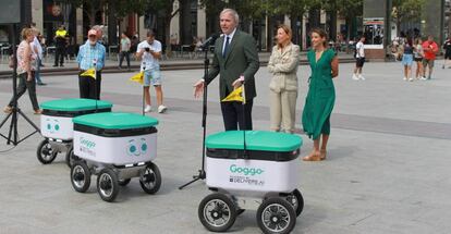 El alcalde de Zaragoza, Jorge Azcón, y la cofundadora y COO de Goggo Network, Yasmine Fage.