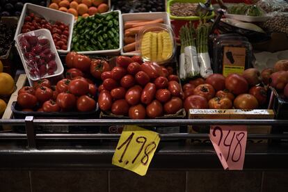 Carteles con los precios de varias frutas en el mercado de Ciutat Meridiana, en Barcelona.