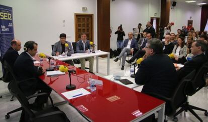 Imagen de la silla vac&iacute;a de Asunci&oacute;n S&aacute;nchez Zaplana en el debate de candidatos a la alcald&iacute;a celebrado por Radio Aicante SER. 