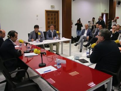 Imagen de la silla vac&iacute;a de Asunci&oacute;n S&aacute;nchez Zaplana en el debate de candidatos a la alcald&iacute;a celebrado por Radio Aicante SER. 