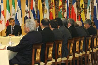 José Luis Rodríguez Zapatero, durante la reunión con el comité de honor de la conmemoración del IV centenario del <i>Quijote</i> en La Moncloa.