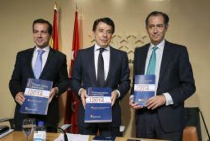 El presidente de la Comunidad de Madrid, Ignacio González, acompañado por los consejeros de Presidencia, y Economía y Hacienda, Salvador Victoria y Enrique Ossorio.