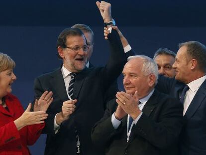 El presidente del Consejo Europeo, Donald Tusk (d), levanta el brazo del presidente del Gobierno, Mariano Rajoy (c), junto al presidente el PPE, Joseph Daul (2d), y la canciller alemana, Angela Merkel (i), mientras posan para la foto de familia del Congreso del Partido Popular Europeo (PPE) que se clausura hoy en Madrid. 