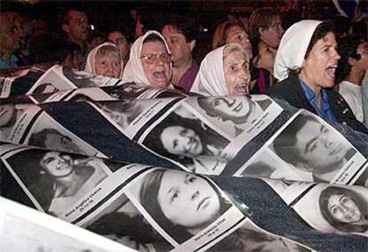 Las Abuelas de Plaza de Mayo, durante una marcha por el centro de Buenos Aires, en marzo de 2002.