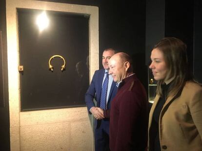 Darío Campos, Carlos Gil y Pilar García Porto, diputada de Cultura, junto al torques esta mañana.