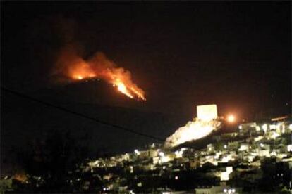 Así se veía anoche el incendio en Sierra Nevada.