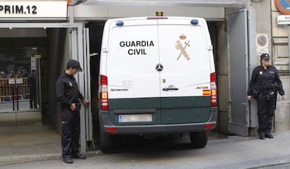 Un furg&oacute;n de la Guardia Civil sale de la Audiencia Provincial con varios de los detenidos.