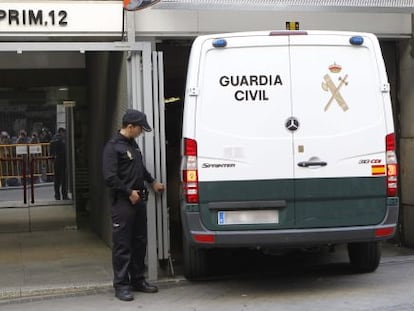 Un furgón de la Guardia Civil sale de la Audiencia Provincial con varios de los detenidos.