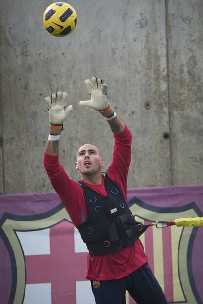 Víctor Valdés durante un entrenamiento del Barcelona.