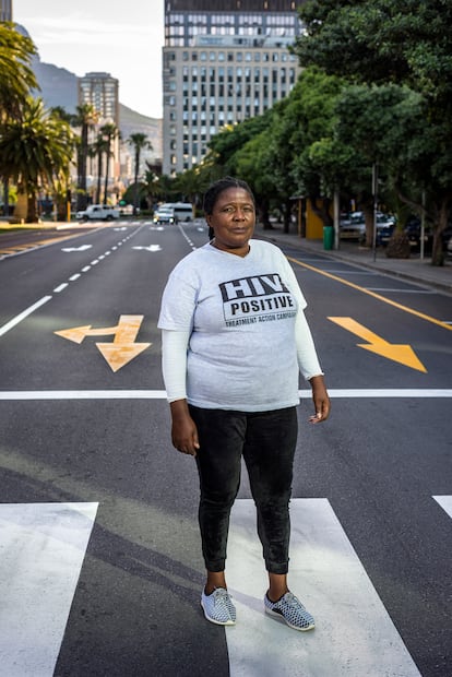 Norute Nobola, 58 años, de Ciudad del Cabo. VIH positiva. Ha llegado a conocer a Nelson Mandela y a Barack Obama durante su labor como activista en campañas de acceso asequible a antiretrovirales, que fueron históricas en Sudáfrica.