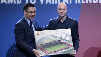 Bartomeu y Jordi Cruyff, con la maqueta del nuevo estadio Johan Cruyff.