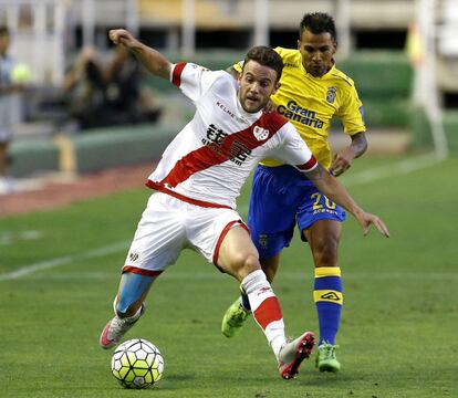 Lo tiene tan asumido que no se da ninguna importancia. Basta escuchar la calma con la que Felipe Miñambres, director deportivo del Rayo, explica sin ningún alarde su método para confeccionar cada temporada una plantilla por la que habitualmente desfilan decenas de jugadores. “Es lo que nos toca, no tiene ningún mérito”, asegura al otro lado del teléfono. Sabedor de que de sus habilidades diplomáticas depende gran parte del futuro del equipo, un curso más ha tratado de ajustarse a los criterios de Paco Jémez, aunque ese tándem haya sufrido una de las cornadas más sonadas en su relación a cuenta del fichaje del chino Zhang Chengdong. “Esta es posiblemente la peor decisión que han tomado desde que yo estoy aquí. No se puede permitir a un patrocinador que imponga a un jugador”, declaró el técnico al conocer la llegada del futbolista. “Paco tiene una forma de encarar los problemas que a mí no me gusta pero lo que más me molesta es que se digan cosas que no son verdad”, replicó Miñambres, aludiendo a que hace dos años que trabajan en la incorporación de un futbolista asiático. <a href="http://deportes.elpais.com/deportes/2015/08/11/actualidad/1439319698_274144.html" target=blank>SEGUIR LEYENDO</a>