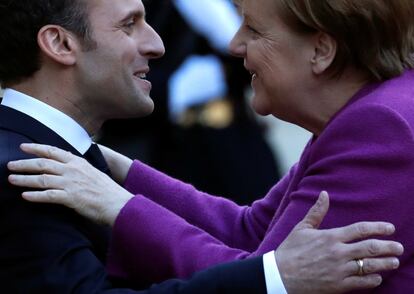 Emmanuel Macron da la bienvenida a la canciller alemana Angela Merkel en el Palacio del Elíseo de París, el 16 de marzo de 2018. 