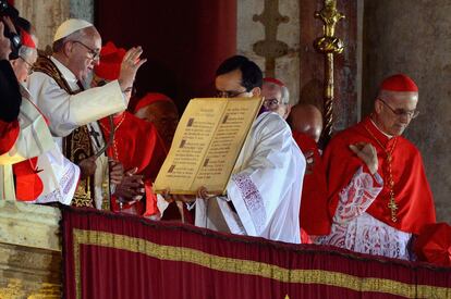 El papa Francisco, de 76 años, bendice a miles de peregrinos reunidos en la Plaza de San Pedro, en El Vaticano, tras ser elegido nuevo pontífice. Es el papa 266 de la Iglesia Católica y el primero de América Latina.