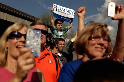 Asistentes a un evento de campa&ntilde;a de Romney en Rockford, Illinois.