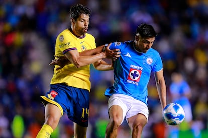 Néstor Araujo (América) y Ángel Sepúlveda (Cruz Azul) durante un partido del Torneo de Apertura 2024 en Ciudad de México, en agosto pasado.