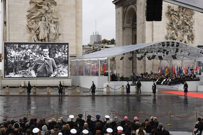 Más de 10.000 policías y gendarmes están desplegados en la capital francesa para garantizar la seguridad de los mandatarios y sus delegaciones en una ciudad bajo amenaza permanente de atentados desde 2015. En la imagen, actos en el Arco del triunfo durante el centenario del fin de la Primera Guerra Mundial.