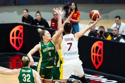 Alba Torrens entra a canasta.