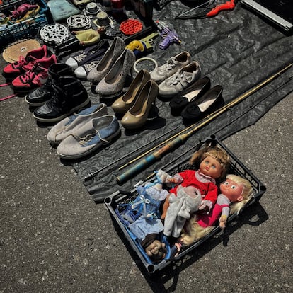 Many of the stalls are dedicated to military effects, outdated clothing or footwear that brings to mind the 'Chernobyl' series.