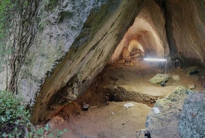 Boca de la cueva de Arma Veirana, en Liguria (Italia), donde se ha hallado el cuerpo de una niña de hace más de 10.000 años.