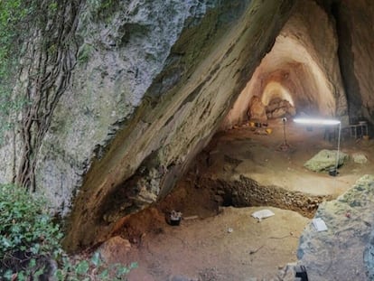 Boca de la cueva de Arma Veirana, en Liguria (Italia), donde se ha hallado el cuerpo de una niña de hace más de 10.000 años.