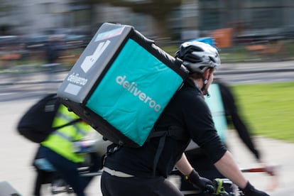 Imagen de archivo de un repartidos de Deliveroo.