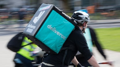 Imagen de archivo de un repartidos de Deliveroo.